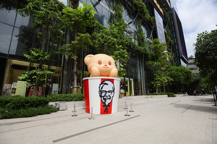 มือเหมือนไก่ทอดจนได้เรื่อง! ‘KFC ประเทศไทย’ คอลแลปส์ ‘Butterbear’ เปิดตัว ‘น้องเนย’ ลูกรักผู้พันคนใหม่ ป่วนหัวใจมัมหมีและคนคลั่งไก่ทั่วประเทศ มือเหมือนไก่ทอดจนได้เรื่อง! ‘KFC ประเทศไทย’ คอลแลปส์ ‘Butterbear’ เปิดตัว ‘น้องเนย’ ลูกรักผู้พันคนใหม่ ป่วนหัวใจมัมหมีและคนคลั่งไก่ทั่วประเทศ