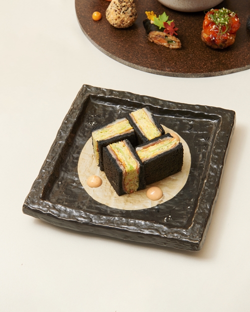 สัมผัสมนต์เสน่ห์แห่งเกาหลี ผ่านประสบการณ์จิบน้ำชายามบ่าย และการเดินทางด้วยบอลลูน ณ ดิโพลแมท บาร์ โรงแรมคอนราด กรุงเทพ