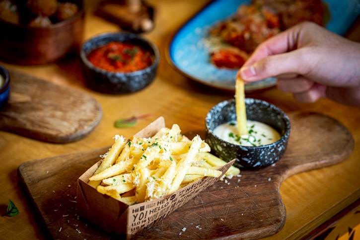 ร่วมสัมผัสค่ำคืนแห่งสีสันและเสน่ห์ของจังหวะละตินใจกลางกรุงเทพฯ DJ Henry Knowles ณ อาร์บาร์ (R Bar) โรงแรมเรเนซองส์ กรุงเทพฯ ราชประสงค์