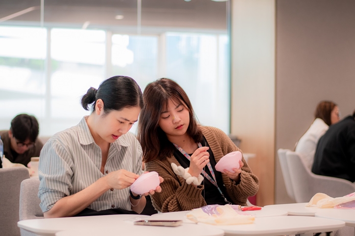 เคทีซีจับมือซาบีน่า ผนึกพลังจิตอาสา “เย็บเต้ารวมใจ”  ส่งต่อพลังใจผู้ป่วยมะเร็งเต้านมทั่วประเทศ