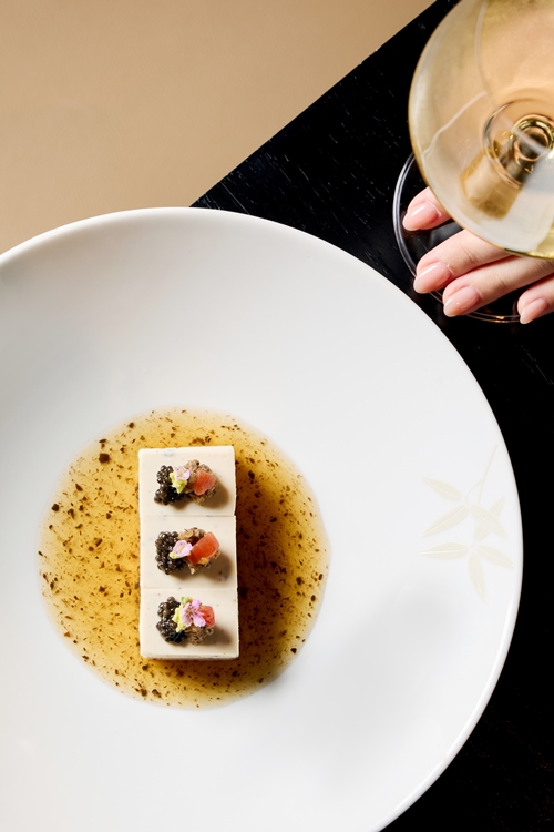 8 เมนูพิเศษจากสุดยอดวัตถุดิบ เห็ดทรัฟเฟิลดำฤดูหนาวส่งตรงจากออสเตรเลีย ที่ โนบุ แบงค๊อก