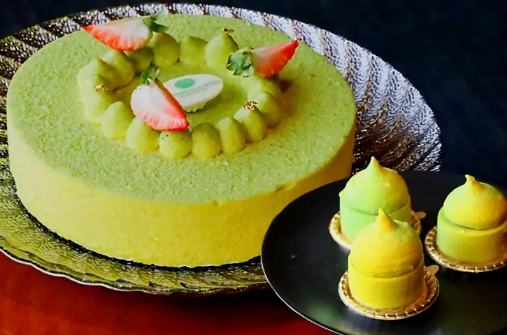 เค้กช็อพ โรงแรม ดิ เอมเมอรัลด์ ชวนลิ้มลอง “เค้กชาเขียววสันตฤดู” เมนูเค้กเด่นประจำฤดูฝนหรือฤดูใบไม้ผลิ โดย เชฟเต้ - จักรพรรดิ์ พจน์ชัยกุล