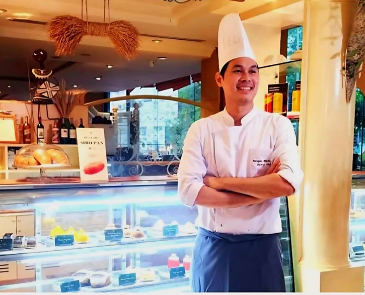 เค้กช็อพ โรงแรม ดิ เอมเมอรัลด์ ชวนลิ้มลอง “เค้กชาเขียววสันตฤดู” เมนูเค้กเด่นประจำฤดูฝนหรือฤดูใบไม้ผลิ โดย เชฟเต้ - จักรพรรดิ์ พจน์ชัยกุล