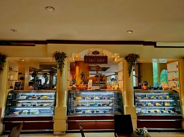 เค้กช็อพ โรงแรม ดิ เอมเมอรัลด์ ชวนลิ้มลอง “เค้กชาเขียววสันตฤดู” เมนูเค้กเด่นประจำฤดูฝนหรือฤดูใบไม้ผลิ โดย เชฟเต้ - จักรพรรดิ์ พจน์ชัยกุล