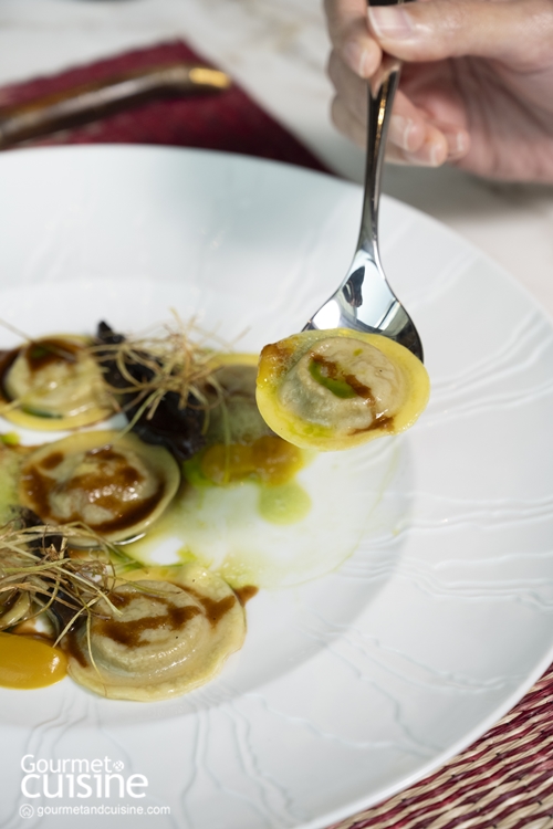 ร้านอาหาร Viu (วูวร์) บนชั้น 12 ของโรงแรมระดับ 5 ดาว อย่างเดอะ เซนต์ รีจิส กรุงเทพฯ (The St. Regis Bangkok) จัดว่าขึ้นชื่อเรื่องอาหารเมดิเตอร์เรเนียนรสเลิศ