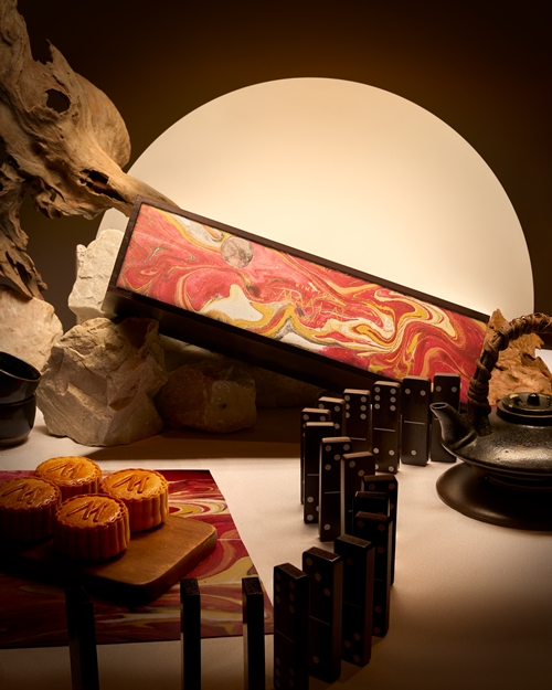 คิมป์ตัน มาลัย กรุงเทพฯ เปิดตัวกล่องขนมไหว้พระจันทร์ “โดมิโน” ที่บอกเล่าความเปลี่ยนแปลงผ่านศิลปะ