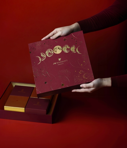 รับความเป็นสิริมงคลช่วงเทศกาลผ่านขนมไหว้พระจันทร์ที่สอดไส้เรื่องราวการเริ่มต้นใหม่  จากห้องอาหารจีนมาน โฮ โรงแรมเจดับบลิว แมริออท กรุงเทพฯ