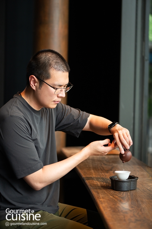 คุยกับ ธีรชัย ลิมป์ไพฑูรย์ แห่ง Peace Oriental Teahouse เจ้าของร้านชาที่เชื่อว่า ‘มัตฉะที่ดีคือมัตฉะที่เหมาะกับงาน’