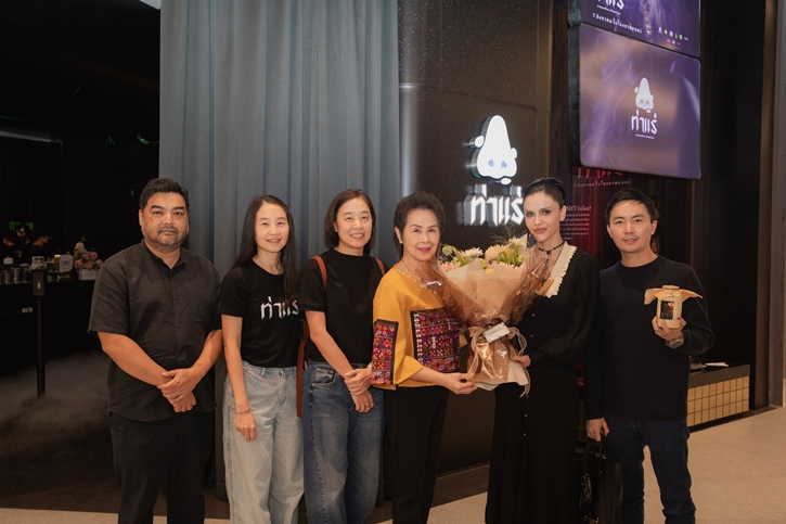 ดื่มด่ำประสบการณ์แปลกใหม่กับ “NOSE TEA” ที่รังสรรค์เมนู “ชาจิบศรัทธา” แรงบันดาลใจจากกลิ่นอายลึกลับ และพลังความศรัทธาจากภาพยนตร์เรื่อง “ท่าแร่”