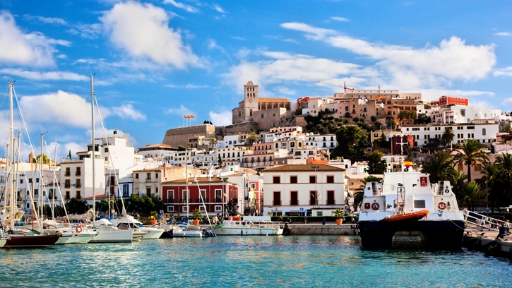 เคทีซีเสริมความแข็งแกร่งของคะแนนสะสม KTC FOREVER ด้วยฟีเจอร์ “คะแนนเที่ยวได้” ที่เปิดโอกาสให้สมาชิกบัตรเครดิตเคทีซีทุกประเภทใช้คะแนนแลกรับประสบการณ์การเดินทางได้อย่างอิสระ