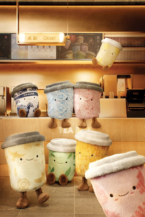น่ารักเกินกว่าจะยกดื่ม! CHAGEE เปิดตัวน้อน “Bes-tea Plushies” คู่หูสุดคิ้วท์  ชวนจุ่มทั้งคอลเลคชันกับดีลพิเศษคู่เมนูฮิตจำนวนจำกัด 18 - 24 ก.ค. 2568 นี้ เท่านั้น!
