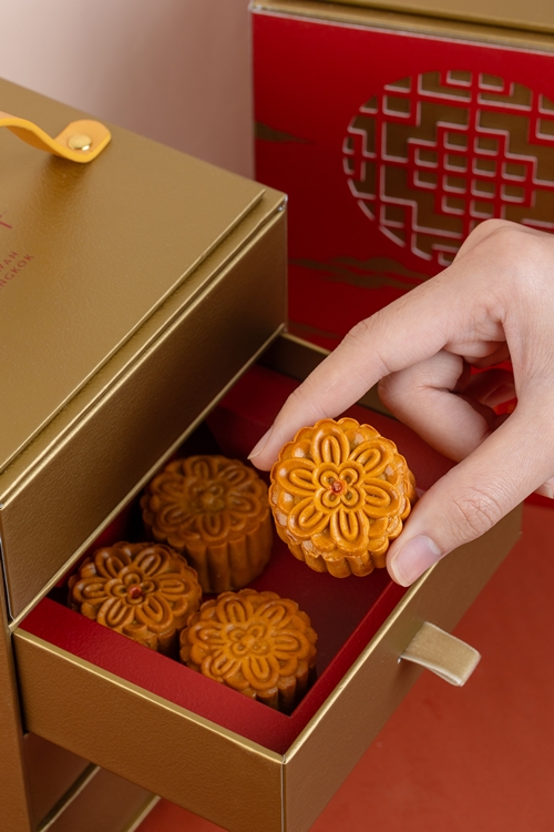 โรงแรมแกรนด์ ไฮแอท เอราวัณ กรุงเทพฯ เชิญร่วมเฉลิมฉลองเทศกาลไหว้พระจันทร์ ด้วยขนมไหว้พระจันทร์สุดประณีตสไตล์แกรนด์