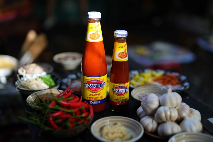 ชาวต่างชาติเปิดประสบการณ์ทำอาหารไทยแท้ต้นตำรับ คอลแลปส์สุดอบอุ่นจากซอสพริกศรีราชาพานิช x The Yard Hostel อารีย์