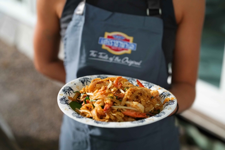 ชาวต่างชาติเปิดประสบการณ์ทำอาหารไทยแท้ต้นตำรับ คอลแลปส์สุดอบอุ่นจากซอสพริกศรีราชาพานิช x The Yard Hostel อารีย์