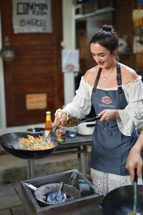 ชาวต่างชาติเปิดประสบการณ์ทำอาหารไทยแท้ต้นตำรับ คอลแลปส์สุดอบอุ่นจากซอสพริกศรีราชาพานิช x The Yard Hostel อารีย์