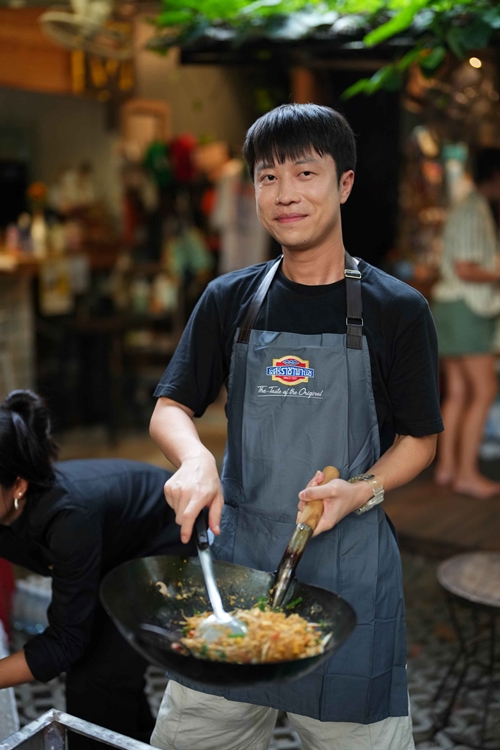 ชาวต่างชาติเปิดประสบการณ์ทำอาหารไทยแท้ต้นตำรับ คอลแลปส์สุดอบอุ่นจากซอสพริกศรีราชาพานิช x The Yard Hostel อารีย์