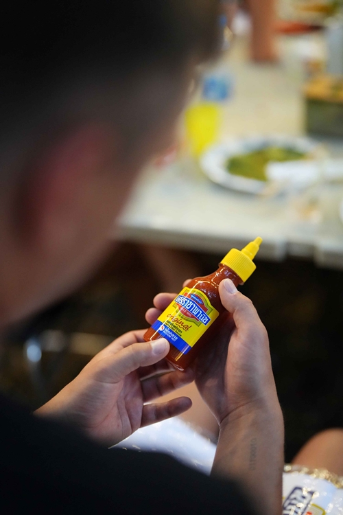 ชาวต่างชาติเปิดประสบการณ์ทำอาหารไทยแท้ต้นตำรับ คอลแลปส์สุดอบอุ่นจากซอสพริกศรีราชาพานิช x The Yard Hostel อารีย์