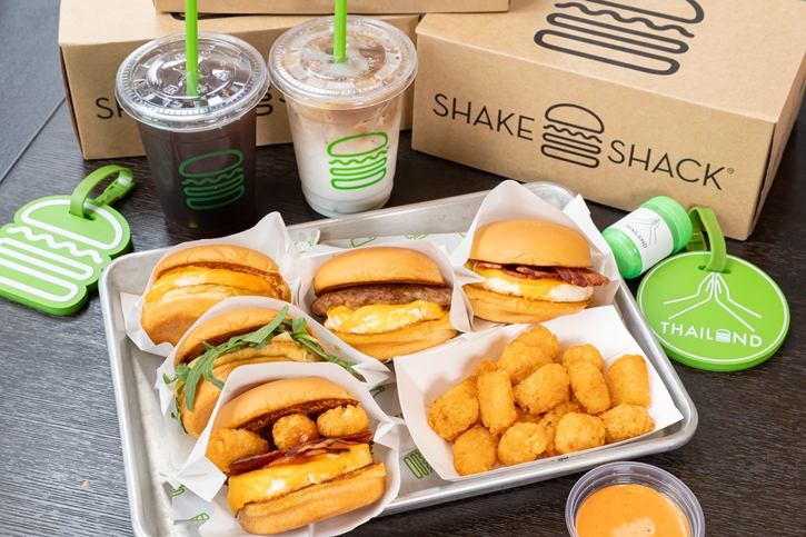 SHAKE SHACK ประเทศไทย เปิดตัวเมนูอาหารเช้าพิเศษเฉพาะที่สาขาสนามบินสุวรรณภูมิ สาขาใหม่ล่าสุด และนำเมนูบาร์บีคิว แช็คไมน์สเตอร์ สุดฮิตกลับมาอีกครั้ง  พร้อมเครื่องดื่มรสชาติใหม่