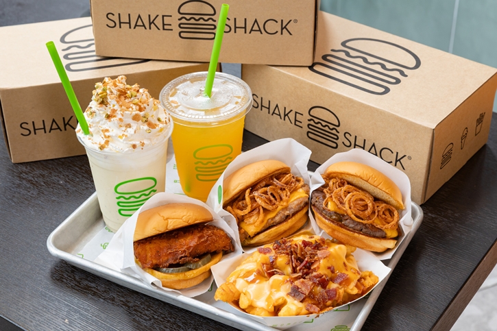 SHAKE SHACK ประเทศไทย เปิดตัวเมนูอาหารเช้าพิเศษเฉพาะที่สาขาสนามบินสุวรรณภูมิ สาขาใหม่ล่าสุด และนำเมนูบาร์บีคิว แช็คไมน์สเตอร์ สุดฮิตกลับมาอีกครั้ง  พร้อมเครื่องดื่มรสชาติใหม่
