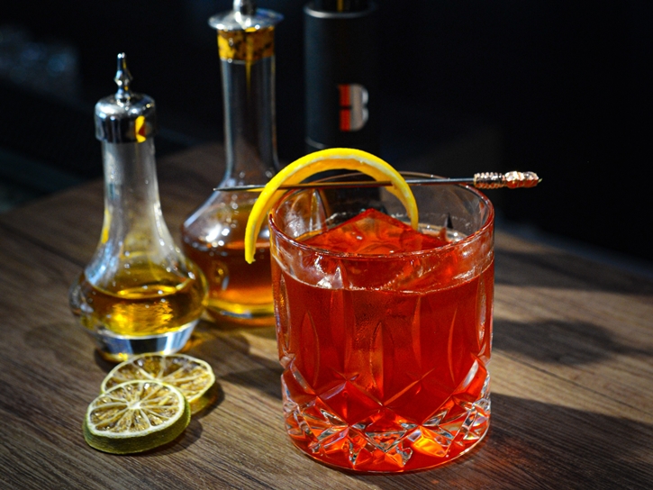 พบกับ เนโกรนี เครื่องดื่มสุดพิเศษที่ บัลโคนี่ เลาจน์ โรงแรม อินเตอร์คอนติเนนตัล กรุงเทพฯ 