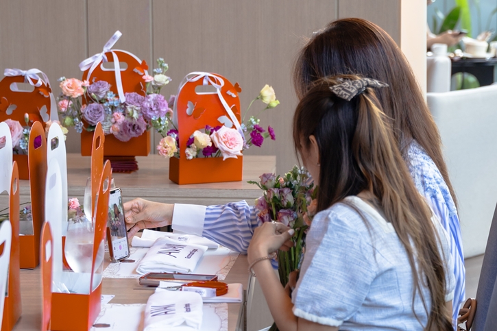 ฉลองวันแม่ปีนี้ ด้วยกิจกรรม Blossoms & Hugs: Mother’s Day Flower Workshop  เวิร์กช็อปจัดกระเช้าดอกไม้แสนอบอุ่น ณ เมโทร เลาจน์ โรงแรมอวานี รัชดา กรุงเทพฯ