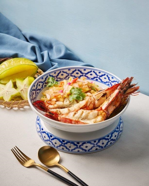 เฉลิมฉลองวันแม่ด้วยมื้ออาหารตำรับโบราณแสนอบอุ่น พร้อมลิ้มรสอาหารทะเลจากแหล่งวัตถุดิบที่ยั่งยืน ณ ห้องอาหารเดอะ สยาม ที รูมท์ โรงแรมแบงค็อก แมริออท มาร์คีส์ ควีนส์ปาร์ค