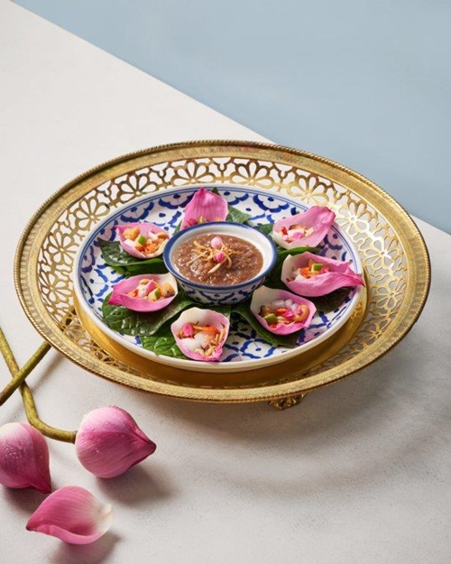 เฉลิมฉลองวันแม่ด้วยมื้ออาหารตำรับโบราณแสนอบอุ่น พร้อมลิ้มรสอาหารทะเลจากแหล่งวัตถุดิบที่ยั่งยืน ณ ห้องอาหารเดอะ สยาม ที รูมท์ โรงแรมแบงค็อก แมริออท มาร์คีส์ ควีนส์ปาร์ค