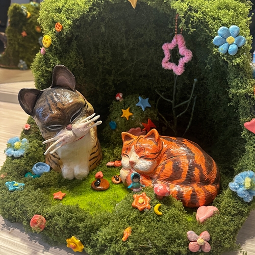 ผ่านไปแล้วกับการเปิดม่านนิทรรศการอย่างอบอุ่น โรงแรม The Salil Hotel Sukhumvit 57 นิทรรศการงานแสดงผลงานศิลปะที่เปิดให้เข้าชมฟรี ในบรรยากาศที่เต็มไปด้วยแรงบันดาลใจและงานศิลป์สุดสร้างสรรค์จากศิลปินอาทิคุณพรชัย เลิศธรรมศิริ ศิลปินจากเพจดัง DadWhatAreYouPainting