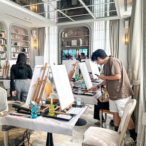 ผ่านไปแล้วกับการเปิดม่านนิทรรศการอย่างอบอุ่น โรงแรม The Salil Hotel Sukhumvit 57 นิทรรศการงานแสดงผลงานศิลปะที่เปิดให้เข้าชมฟรี ในบรรยากาศที่เต็มไปด้วยแรงบันดาลใจและงานศิลป์สุดสร้างสรรค์จากศิลปินอาทิคุณพรชัย เลิศธรรมศิริ ศิลปินจากเพจดัง DadWhatAreYouPainting
