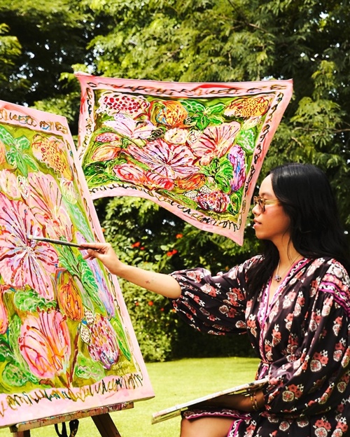 เปิดคอลฯ ผ้าพันคอลิมิเต็ดรับวันแม่! Jim Thompson X Juli Baker and Summer ดึงเสน่ห์งานแฮนด์เพนต์สดใสมาอยู่บนผ้าไหมสุดไอคอนิก