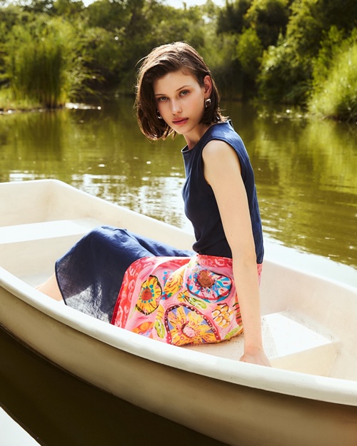 เปิดคอลฯ ผ้าพันคอลิมิเต็ดรับวันแม่! Jim Thompson X Juli Baker and Summer ดึงเสน่ห์งานแฮนด์เพนต์สดใสมาอยู่บนผ้าไหมสุดไอคอนิก