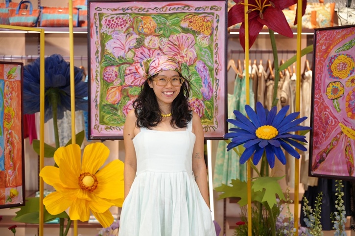 เปิดคอลฯ ผ้าพันคอลิมิเต็ดรับวันแม่! Jim Thompson X Juli Baker and Summer ดึงเสน่ห์งานแฮนด์เพนต์สดใสมาอยู่บนผ้าไหมสุดไอคอนิก