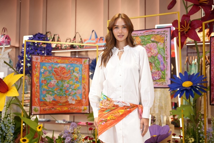 เปิดคอลฯ ผ้าพันคอลิมิเต็ดรับวันแม่! Jim Thompson X Juli Baker and Summer ดึงเสน่ห์งานแฮนด์เพนต์สดใสมาอยู่บนผ้าไหมสุดไอคอนิก