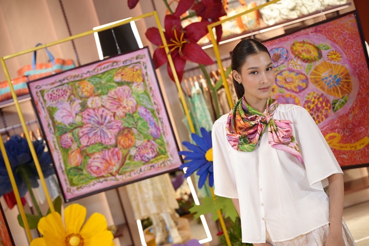 เปิดคอลฯ ผ้าพันคอลิมิเต็ดรับวันแม่! Jim Thompson X Juli Baker and Summer ดึงเสน่ห์งานแฮนด์เพนต์สดใสมาอยู่บนผ้าไหมสุดไอคอนิก