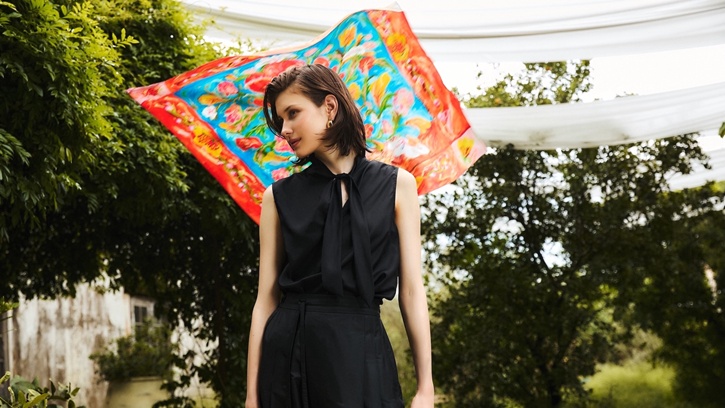 เปิดคอลฯ ผ้าพันคอลิมิเต็ดรับวันแม่! Jim Thompson X Juli Baker and Summer ดึงเสน่ห์งานแฮนด์เพนต์สดใสมาอยู่บนผ้าไหมสุดไอคอนิก