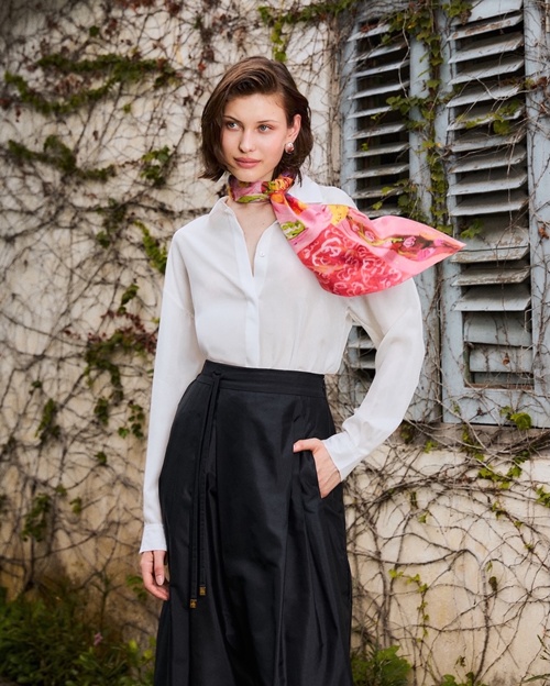 เปิดคอลฯ ผ้าพันคอลิมิเต็ดรับวันแม่! Jim Thompson X Juli Baker and Summer ดึงเสน่ห์งานแฮนด์เพนต์สดใสมาอยู่บนผ้าไหมสุดไอคอนิก