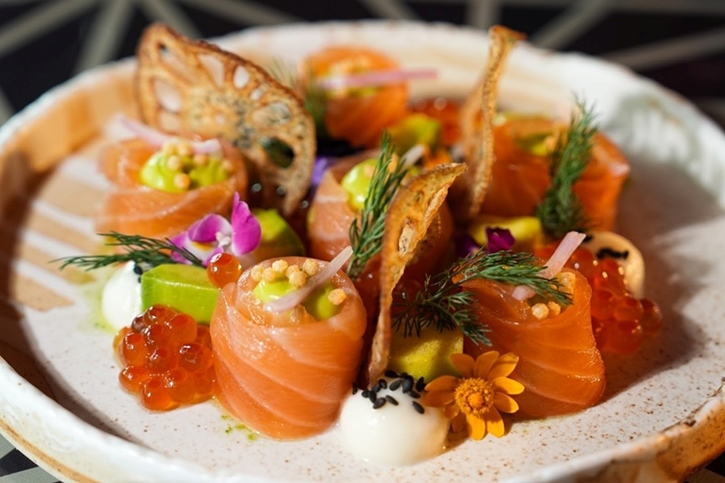 Japanish : ประสบการณ์มื้ออาหารบนดาดฟ้าสุดพิเศษ ใต้คอนเซ็ปต์ที่ผสานความละเมียดละไมแบบญี่ปุ่นเข้ากับความจัดจ้านของอาหารสเปนได้อย่างลงตัว