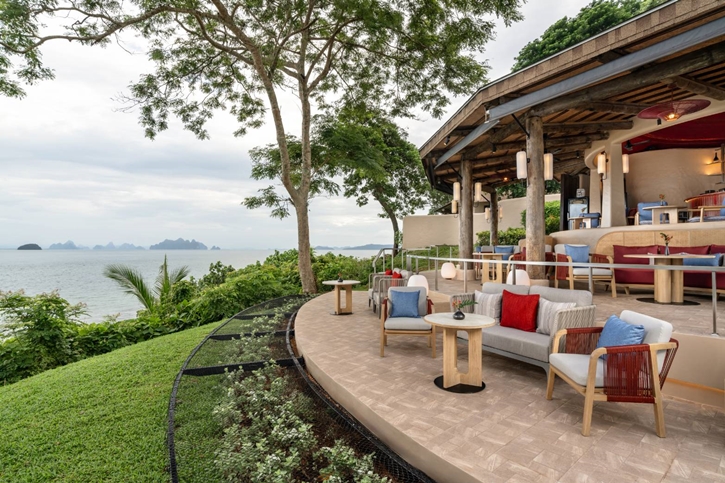 เปิดตัว Zbar โฉมใหม่ ณ เดอะ นาคา ไอแลนด์ ภูเก็ต สัมผัสเสน่ห์แสงยามเย็นและศิลปะการรังสรรค์ค็อกเทลร่วมสมัยในบรรยากาศสุดหรูเหนืออ่าวที่งดงาม