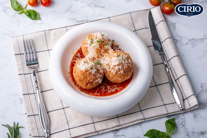 Arancini with Tomato Soup อารันชีนีกับซุปมะเขือเทศ