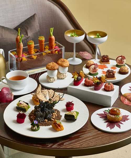 มนต์เสน่ห์ใบไม้เปลี่ยนสีถ่ายทอดผ่านชุดน้ำชายามบ่าย  ณ โรงแรม วอลดอร์ฟ แอสโทเรีย กรุงเทพ