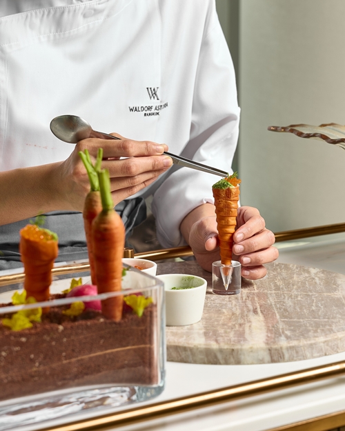 มนต์เสน่ห์ใบไม้เปลี่ยนสีถ่ายทอดผ่านชุดน้ำชายามบ่าย  ณ โรงแรม วอลดอร์ฟ แอสโทเรีย กรุงเทพ