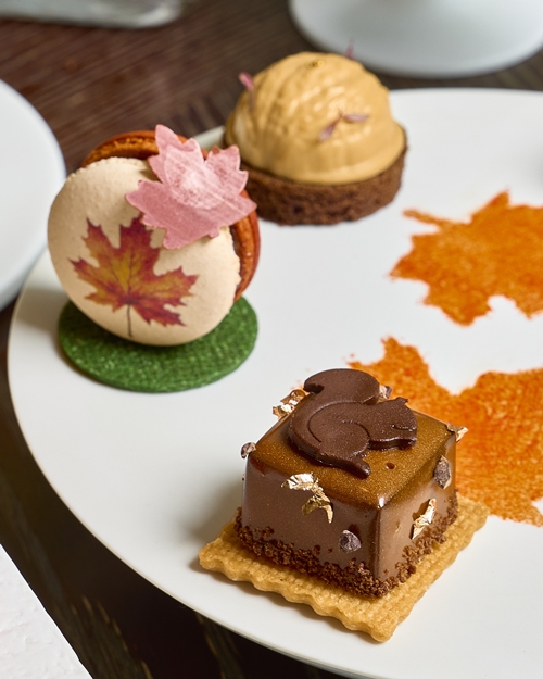 มนต์เสน่ห์ใบไม้เปลี่ยนสีถ่ายทอดผ่านชุดน้ำชายามบ่าย  ณ โรงแรม วอลดอร์ฟ แอสโทเรีย กรุงเทพ