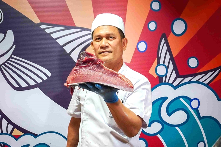 ชมโชว์แล่ “ปลาทูน่าครีบน้ำเงิน” ส่งตรงจากญี่ปุ่น พร้อมบุฟเฟต์ซีฟู้ดพรีเมียม ที่โรงแรมดิ เอมเมอรัลด์