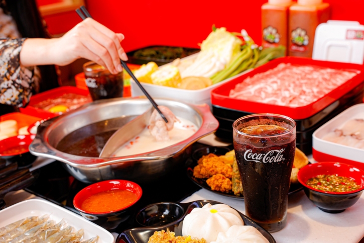 “ไทยน้ำทิพย์ โคคา-โคล่า” จับมือ “ลัคกี้ สุกี้” เป็นพันธมิตรเสิร์ฟความอร่อยผสานความซ่าสดชื่น จับกระแสตลาดบุฟเฟต์สุกี้ ชูจุดแข็งความคุ้มค่า อาหาร-เครื่องดื่ม คุณภาพเยี่ยม