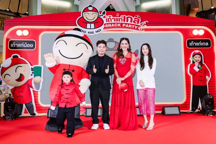 แฟนคลับกรี๊ด “เจ๊เกล” เปิดตัวมาดใหม่ พร้อมแม่ชมพู่ อารยา  เป็น “เถ้าแก่เกล” ในงาน “เถ้าแก่น้อย x เถ้าแก่เกล Snack Party”