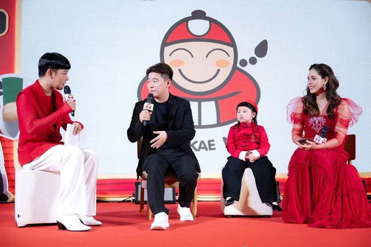 แฟนคลับกรี๊ด “เจ๊เกล” เปิดตัวมาดใหม่ พร้อมแม่ชมพู่ อารยา  เป็น “เถ้าแก่เกล” ในงาน “เถ้าแก่น้อย x เถ้าแก่เกล Snack Party”