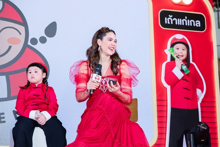 แฟนคลับกรี๊ด “เจ๊เกล” เปิดตัวมาดใหม่ พร้อมแม่ชมพู่ อารยา  เป็น “เถ้าแก่เกล” ในงาน “เถ้าแก่น้อย x เถ้าแก่เกล Snack Party”