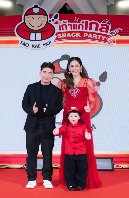 แฟนคลับกรี๊ด “เจ๊เกล” เปิดตัวมาดใหม่ พร้อมแม่ชมพู่ อารยา  เป็น “เถ้าแก่เกล” ในงาน “เถ้าแก่น้อย x เถ้าแก่เกล Snack Party”