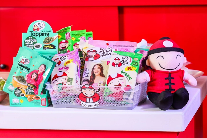 แฟนคลับกรี๊ด “เจ๊เกล” เปิดตัวมาดใหม่ พร้อมแม่ชมพู่ อารยา  เป็น “เถ้าแก่เกล” ในงาน “เถ้าแก่น้อย x เถ้าแก่เกล Snack Party”