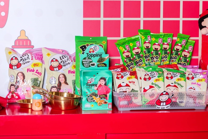 แฟนคลับกรี๊ด “เจ๊เกล” เปิดตัวมาดใหม่ พร้อมแม่ชมพู่ อารยา  เป็น “เถ้าแก่เกล” ในงาน “เถ้าแก่น้อย x เถ้าแก่เกล Snack Party”